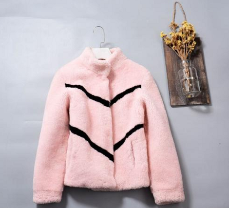 羊羔毛<a href=//qdnxo.com/ target='_blank'>面料</a>的特点有哪些？羊羔毛面料多少钱一米？
